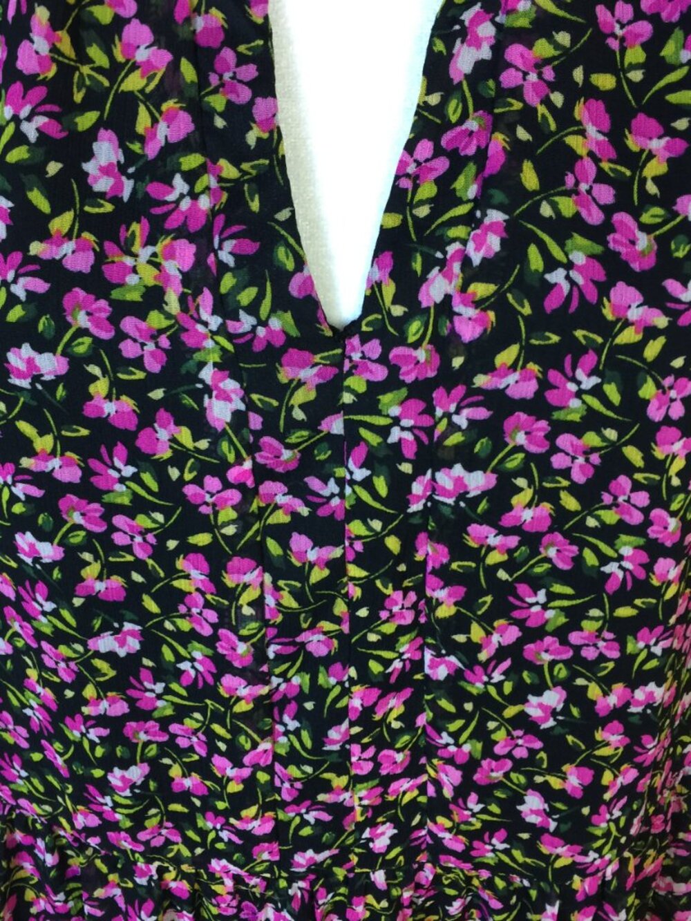 CeCe Mini Dress Size M Womans Black Pink Floral Print V-Neck Tiered Short Sleeve - Picture 6 of 13
